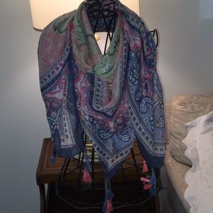 g SIGNATURE LOVELY LARGE PAISLEY SCARF